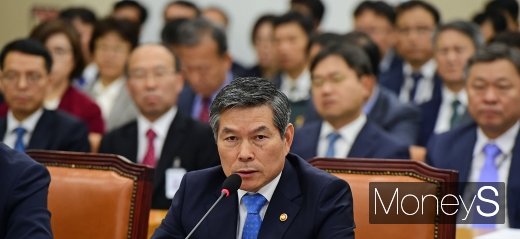 [머니S포토] 국방위 종합국감, 답하는 정경두 장관