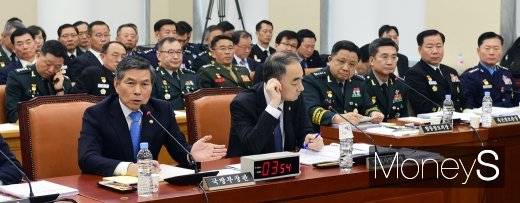 [머니S포토 ] 의원 질의에 답하는 정경두 국방장관