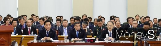 [머니S포토] 함박도·삼척항 북 목선 입항 등 국방위 국감 '술렁'