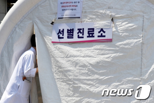 경기도에서 홍역이 유행하던 지난 4월4일 경기 안양시의 한 종합병원 내 마련된 홍역 선별진료소로 의료진이 들어서고 있다. /사진=뉴스1