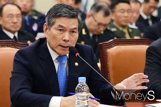 [머니S포토] 함박도 사태 질의에 답하는 정경두 국방 장관