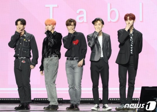 그룹 뉴이스트((NU'EST) 백호(왼쪽부터), 렌, JR, 아론, 황민현이 21일 오후 서울 동대문구 경희대학교 평화의 전당에서 열린 일곱 번 째 미니 앨범 '더 테이블(The Table)' 발매 기념 쇼케이스에 참석해 포즈를 취하고 있다. /사진=뉴스1