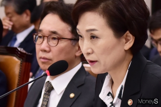김현미 국토교통부 장관이 21일 서울 여의도 국회에서 열린 국토교통부·행정중심복합도시건설청·새만금개발청 등 국토교통위원회 종합 국정감사에서 의원 질의에 답하고 있다. /사진=임한별 기자