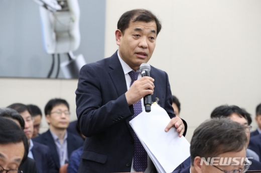이강택 tbs 사장이 21일 오후 서울 여의도 국회 과학기술정보방송통신위원회에서 열린 방송통신위원회·원자력안전위원회 소관 감사 대상기관 종합 국정감사에서 참고인으로 출석해 의원들의 질의에 답하고 있다. /사진=뉴시스