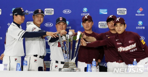 두산 베어스 이영하(왼쪽부터), 오재일 선수, 김태형 감독, 키움 히어로즈 장정석 감독, 이지영, 이정후 선수가 21일 오후 서울 송파구 잠실야구장에서 열린 프로야구 2019 신한은행 마이카 KBO리그 한국시리즈 미디어데이 행사에서 포즈를 취하고 있다. /사진=뉴시스