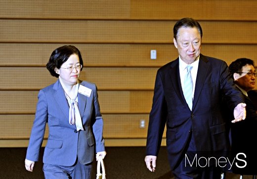 [머니S포토] CEO 조찬간담회 참석하는 조성욱·박용만