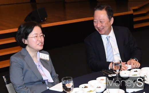 [머니S포토] 대화하는 조성욱 공정위원장과 박용만 대한상의 회장