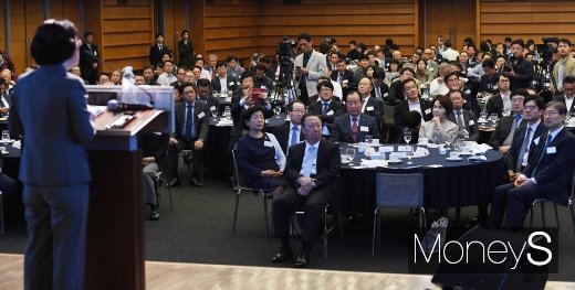 [머니S포토] 공정거래위원장 강연듣는 CEO들
