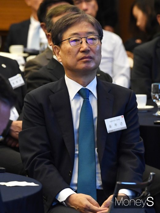 [머니S포토] 강연 경청하는 윤부근  부회장