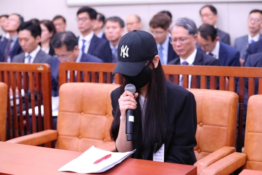 멕시코 여행 중 멕시코 검찰에 연행돼 산타마르타 구치소에 수감됐던 대한민국 국민 양현정씨가 지난 2일 오후 서울 여의도 국회에서 열린 외교통일위원회의 외교부 국정감사에 정병국 자유한국당 의원의 참고인으로 출석해 질의에 답변하고 있다. /사진=뉴시스