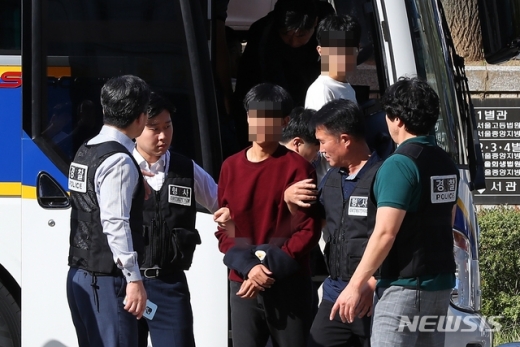 연행되는 대학생진보연합 소속 학생들. /사진=뉴시스   