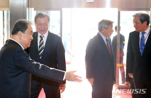 문재인 대통령이 22일 오전 서울 여의도 국회에 도착하여 문희상 국회의장의 안내를 받고 있는 모습. /사진=뉴시스   