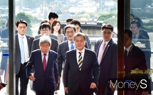 [머니S포토] 문재인 대통령, 국회 시정연설 준비