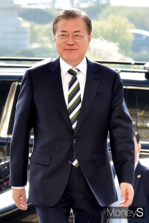 [머니S포토] 국회 들어서는 문재인 대통령