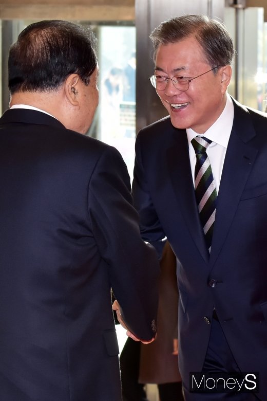 [머니S포토] 문희상 의장과 인사 나누는 문재인 대통령