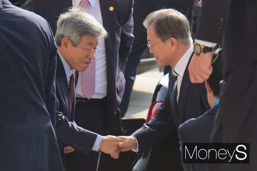 [머니S포토] 유인태 국회 사무총장과 인사 나누는 문재인 대통령