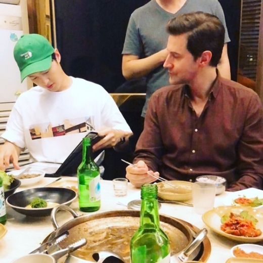 송중기 근황. /사진=리처드 아미티지 인스타그램