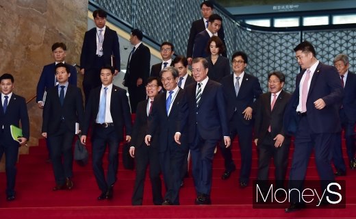 [머니S포토] 국회 나서는 문재인 대통령