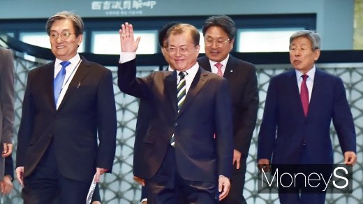 [머니S포토] 환호에 화답하는 문재인 대통령