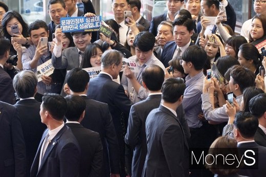 [머니S포토] 여당 보좌진들에게 둘러싸인 문재인 대통령