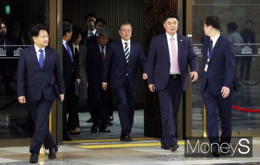 [머니S포토] 국회 본회의장 나서는 문재인 대통령