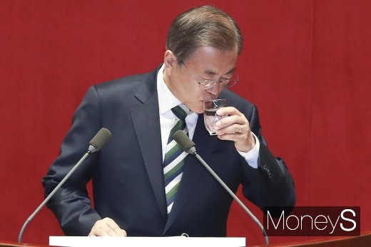 [머니S포토] 2020 예산안 시정 중 목축이는 문재인