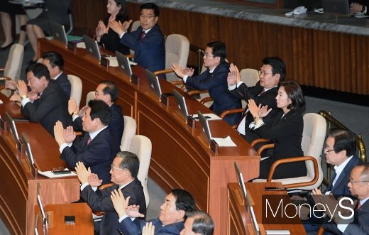 [머니S포토] 문재인 대통령 공수처 연설 반대하는 자유한국당