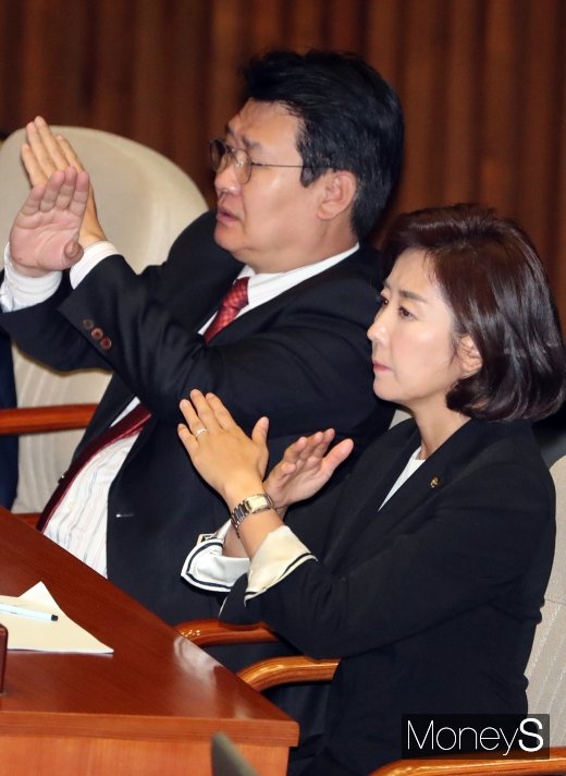 [머니S포토] 대통령 공수처 설치 연설에 반대표시하는 나경원