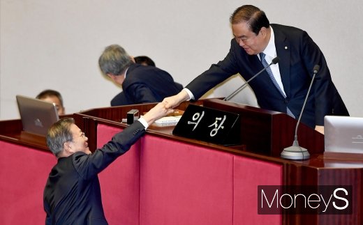 [머니S포토] 시정연설 마친 문재인 대통령, 문희상 의장과 악수