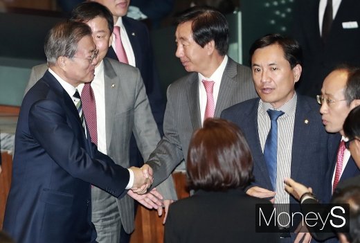[머니S포토] 시정연설 후 야당 의원들과 인사 나누는 문재인 대통령