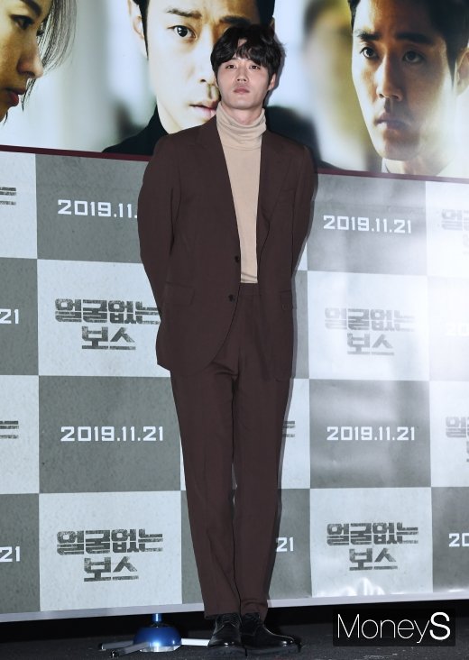 [머니S포토] 이하율, 브라운 슈트로 완성한 가을 패션