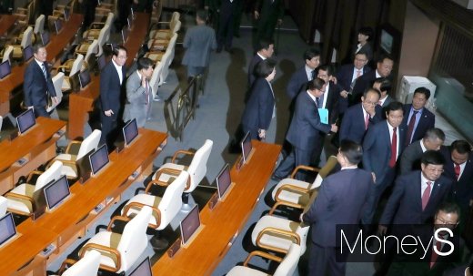 [머니S포토] 문재인 대통령, 자유한국당쪽 향하자…