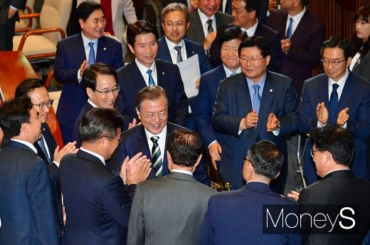 [머니S포토] 시정연설 후 박수받는 문재인 대통령