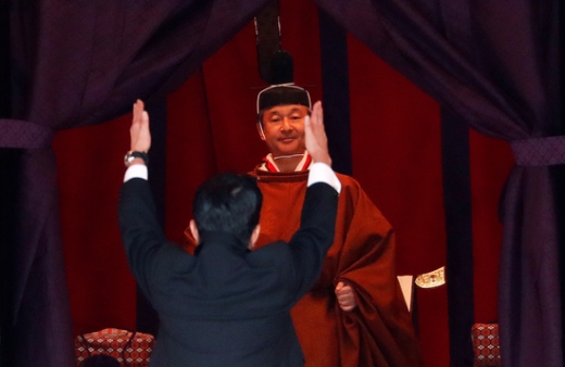 아베 신조 일본 총리(앞)가 22일 일본 도쿄에서 열린 나루히토 일왕의 즉위식에서 일왕 앞에 서서 만세 삼창을 하고 있다. /사진=로이터
