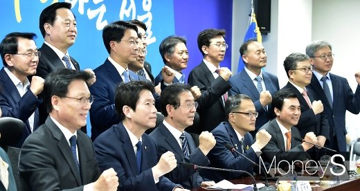 [머니S포토] 주먹 불끈 더불어민주당과 서울시