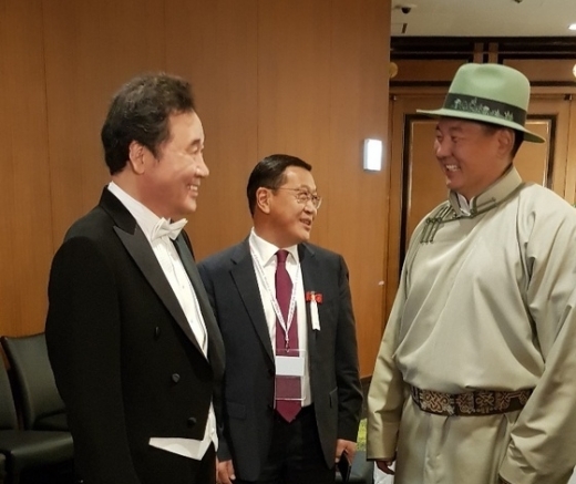 연미복을 입은 이낙연 국무총리(왼쪽)가 나루히토 일왕 즉위식 참석을 위해 대기하던 중 지난 3월 순방에서 만난 오흐나 후렐수흐 몽골 총리와 대화하고 있다. /사진=뉴스1(총리실 제공)