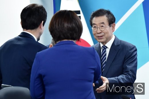 [머니S포토] 인사 나누는 박원순 서울 시장
