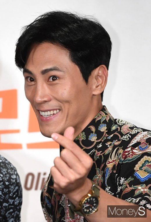 [머니S포토] 김재우 '하트 발사'