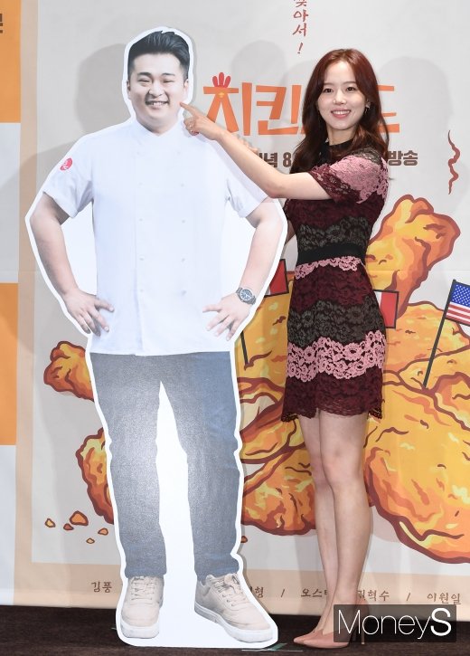 [머니S포토] 강한나 '이원일 셰프 등신대와 함께'