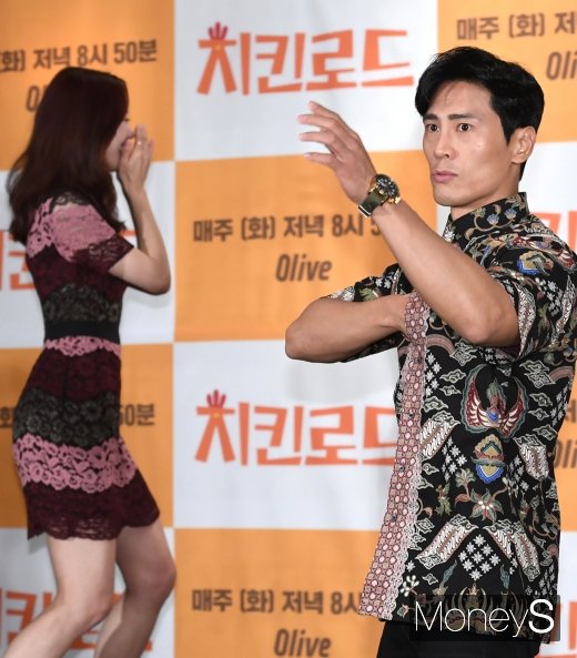 [머니S포토] 김재우 '오늘은 강한나 보디가드'