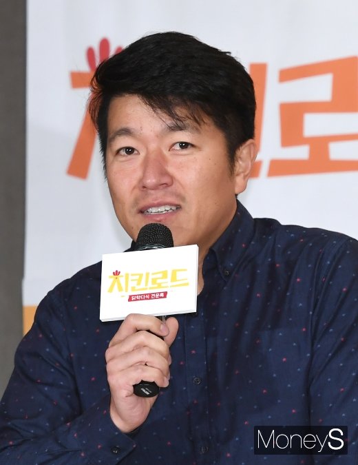 [머니S포토] 인사말 하는 박현우 CP