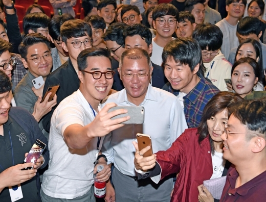 정의선 현대자동차그룹 수석부회장, 타운홀 미팅 후 직원들과 셀카를 찍고 있는 모습. /사진=현대자동차그룹