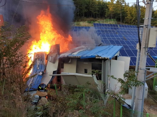 경남 하동군 진교면 태양광발전설비 ESS에서 21일 오후 4시 14분께 과부화 등으로 화재가 발생했다. / 사진=하동소방서