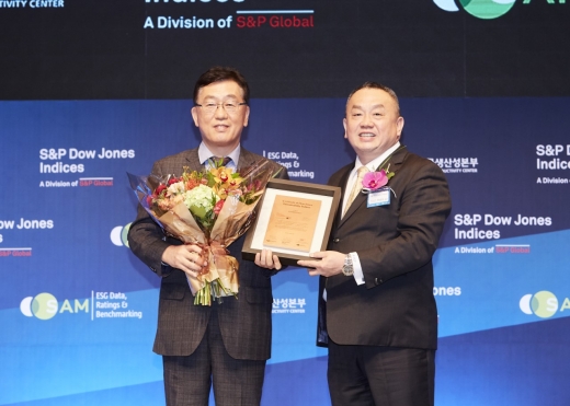 22일 오후 서울 신라호텔에서 열린 2019 다우존스 지속가능경영지수(DJSI) 시상식에서 삼성화재 기획실장 이범 부사장(왼쪽)이 DJSI 아시아퍼시픽 대표 로빈로(오른쪽)에게 인증패를 받고 있다./사진=삼성화재
