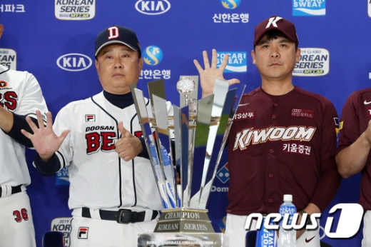 두산 베어스 김태형 감독(왼쪽)과 키움 히어로즈 장정석 감독이 지난 21일 서울 잠실구장에서 열린 2019 한국시리즈 미디어데이에서 포즈를 취하고 있다. /사진=뉴스1