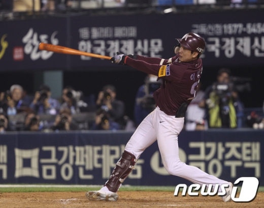 키움 히어로즈 타자 이정후가 22일 서울 잠실구장에서 열린 2019 KBO리그 두산 베어스와의 한국시리즈 1차전 경기에서 9회초 안타를 때리고 있다. /사진=뉴스1