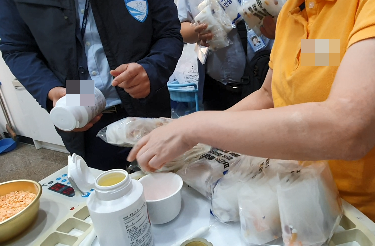 조제실내 사전 대량 조제 단속 현장. / 사진제공=경기도 