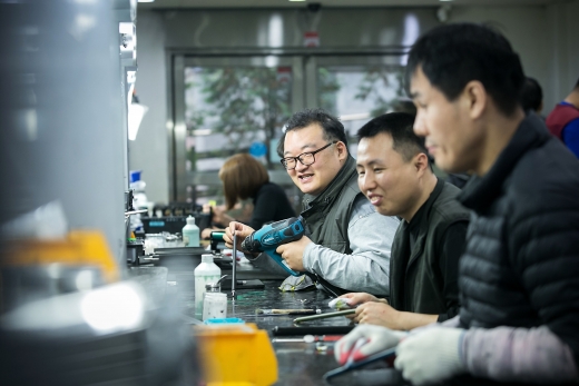 성남시 분당구 야탑동 소재 장애인 직업재활시설인 가나안근로복지관에 근무하는 발달장애인들이 재제조 토너카트리지 생산 중이다. / 사진제공=성남시