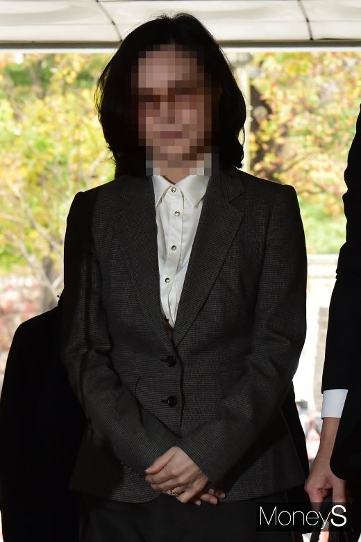 조국 전 법무부 장관의 배우자 정경심 교수가 업무상횡령 및 자본시장법 위반 등의 혐의로 23일 서울 서초동 서울지방법원에서 열린 영장실질심사(구속 전 피의자 심문)에 출석했다. /사진=임한별 기자
