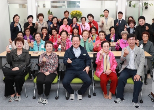 조광한 남양주시장(가운데 )이 오남마을건강센터 현장을 방문해 운영상황등을 확인하고 주민들과 기념촬영을 하고 있다. 조 시장은 "건강정보가 필요하고 의료시스템 접근이 용이해야 한다"고 강조했다. / 사진제공=남양주시